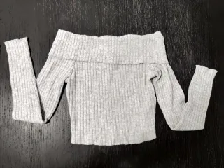 Camiseta hombros descubiertos gris