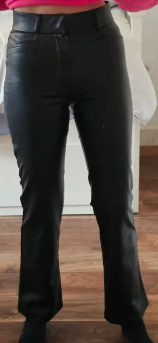 Pantalones efecto piel Zara