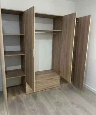 Armario de madera color beige