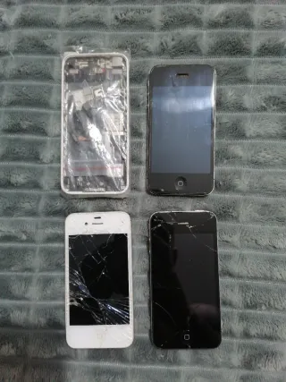 Lote 4 iPhones para reparar o piezas