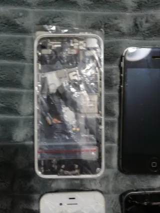 Lote 4 iPhones para reparar o piezas