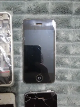 Lote 4 iPhones para reparar o piezas