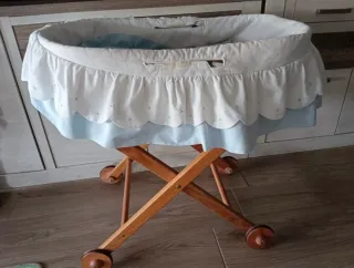 Moisés con base de madera con ruedas plegable.
