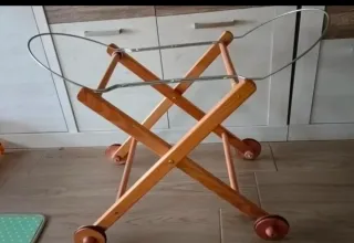 Moisés con base de madera con ruedas plegable.