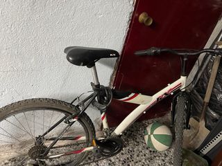 Bicicleta con rueda pinchada.