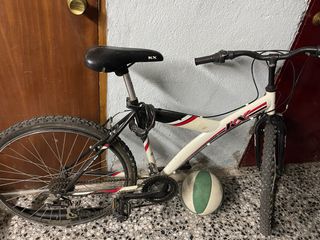 Bicicleta con rueda pinchada.