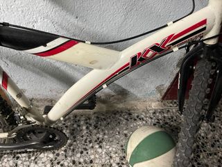 Bicicleta con rueda pinchada.