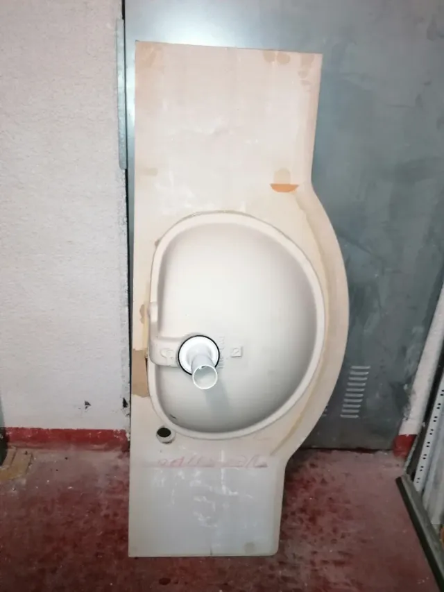 Encimera con lavabo beige y blanco