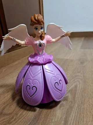 Muñeca con alas y vestido morado