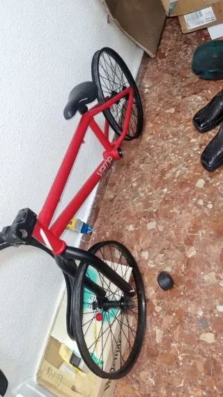 Cuadro de bicicleta BMX rojo
