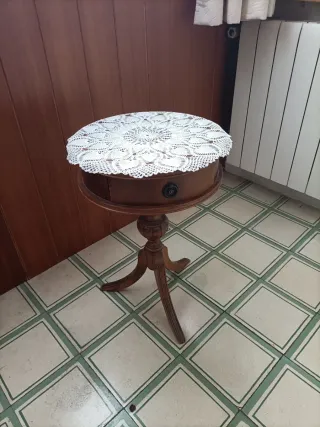 Mesa redonda de madera con cajón