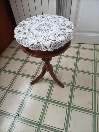 Mesa redonda de madera con cajón