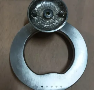 Llamador de puerta de metal