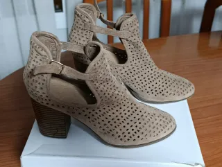 Botines Beige/Marrón con Tiras y Hebilla