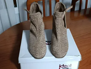 Botines Beige/Marrón con Tiras y Hebilla