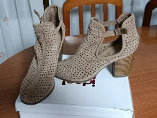 Botines Beige/Marrón con Tiras y Hebilla