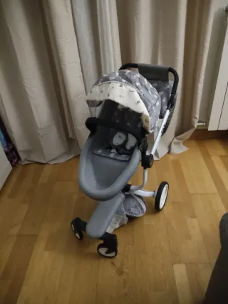 Carrito de muñecas gris