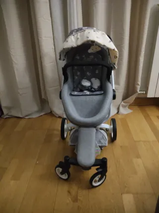 Carrito de muñecas gris
