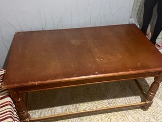 Mesa de madera marrón. 123.