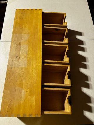 Cajonera de madera con estrellas rojas