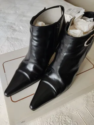 Botines de piel negros