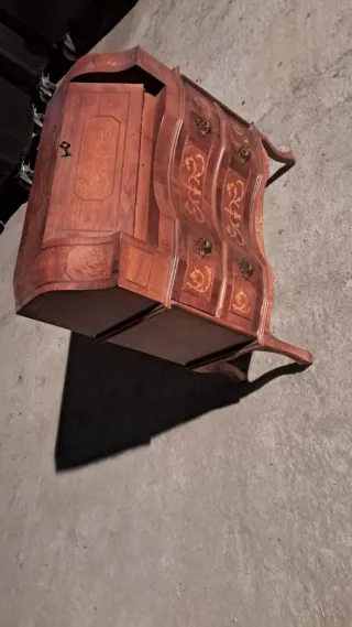 Mueble de madera con cajones