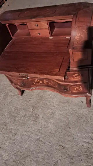 Mueble de madera con cajones