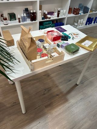 Mesa auxiliar blanca y madera