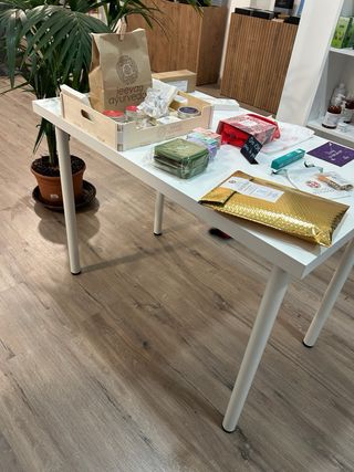 Mesa auxiliar blanca y madera