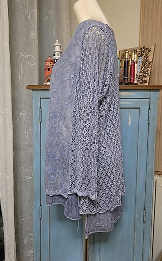 Blusa larga de encaje azul