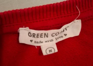 Sudadera roja y blanca con diseño