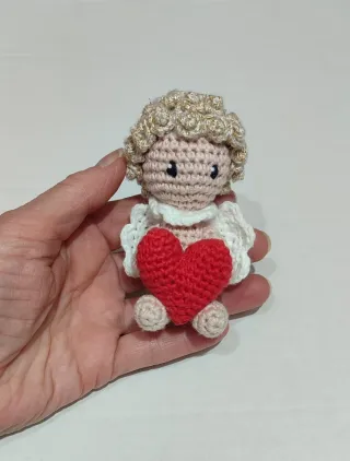 Angelito amigurumi corazón