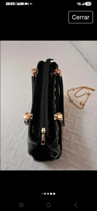 Bolso negro de mano y bandolera