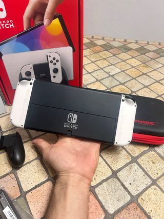 Nintendo Switch OLED - Bianco e Nero con custodia