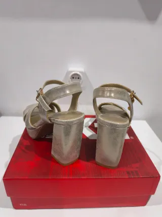Sandalias doradas tacón plataforma