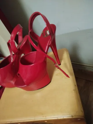 Zapatos de tacón rojos