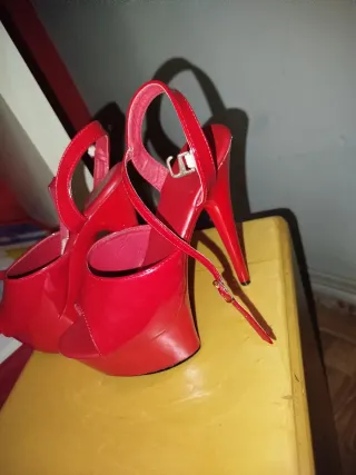 Zapatos de tacón rojos