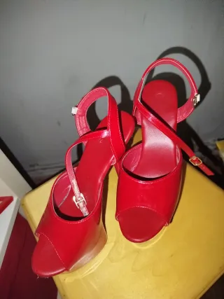 Zapatos de tacón rojos