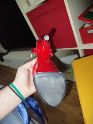 Zapatos de tacón rojos