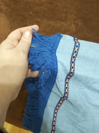 Pañuelo fular azul con flecos