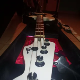 Jazz Bass+estuche+correa+cuerdas.