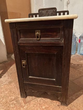 Mesilla antigua de madera y mármol