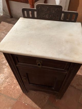 Mesilla antigua de madera y mármol