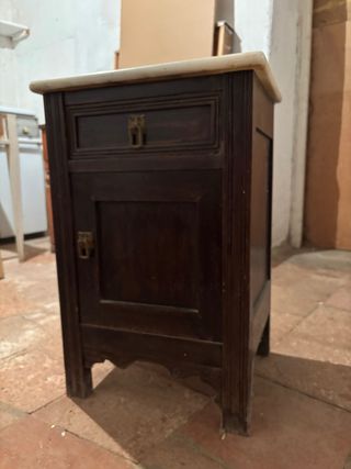 Mesilla antigua de madera y mármol