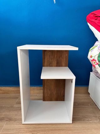 Mesita de noche blanca y madera