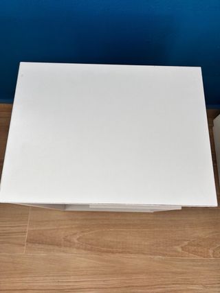 Mesita de noche blanca y madera