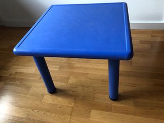 Juego de Mesa y 4 sillas infantiles de colores