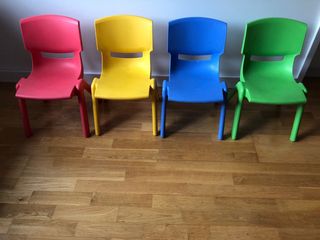 Juego de Mesa y 4 sillas infantiles de colores