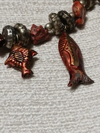 Bracciale con pesci rossi e argento