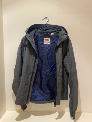 Chaqueta Levi's gris con capucha